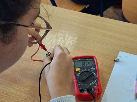 Nikola Tesla Network - Mali znanstvenici u Dugoj Resi otkrili kako baterije stvaraju svjetlo znanja!