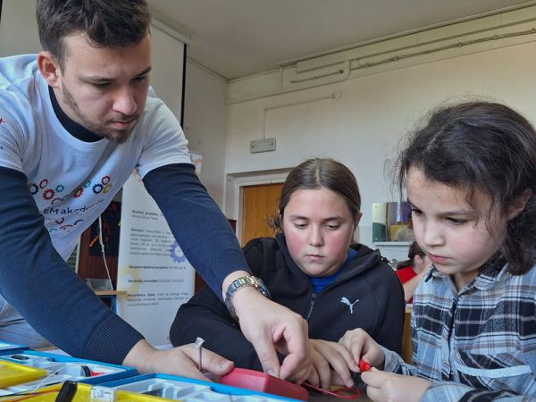 Učenici u Gospiću kroz znatiželjna pitanja otkrivali tajne  baterija i električne energije